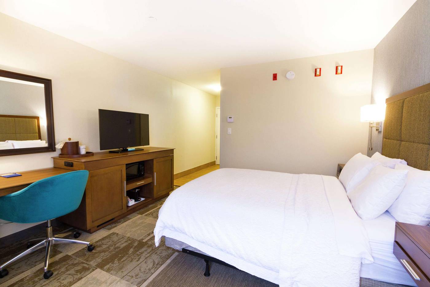 Hampton-Inn-by-Hilton-Vancouver-Airport-Room-11