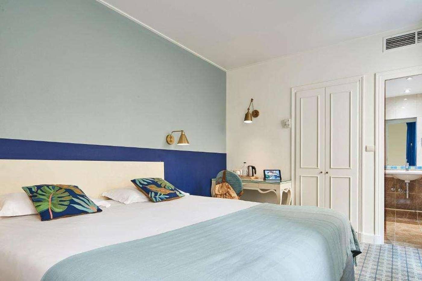 Hotel Saint-Ferdinand by HappyCulture-France-Paris-Room-5