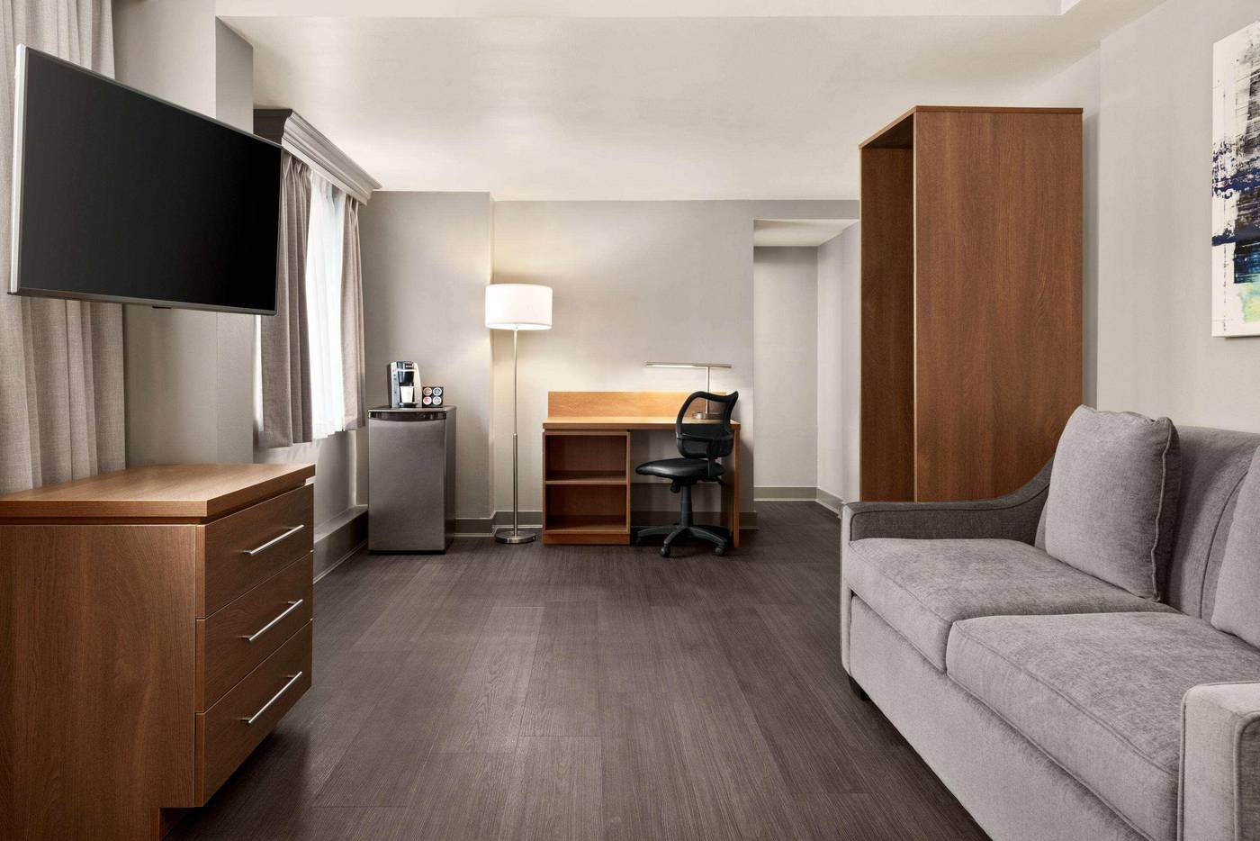 Days-Inn-by-Wyndham-Vancouver-Downtown-Room-7