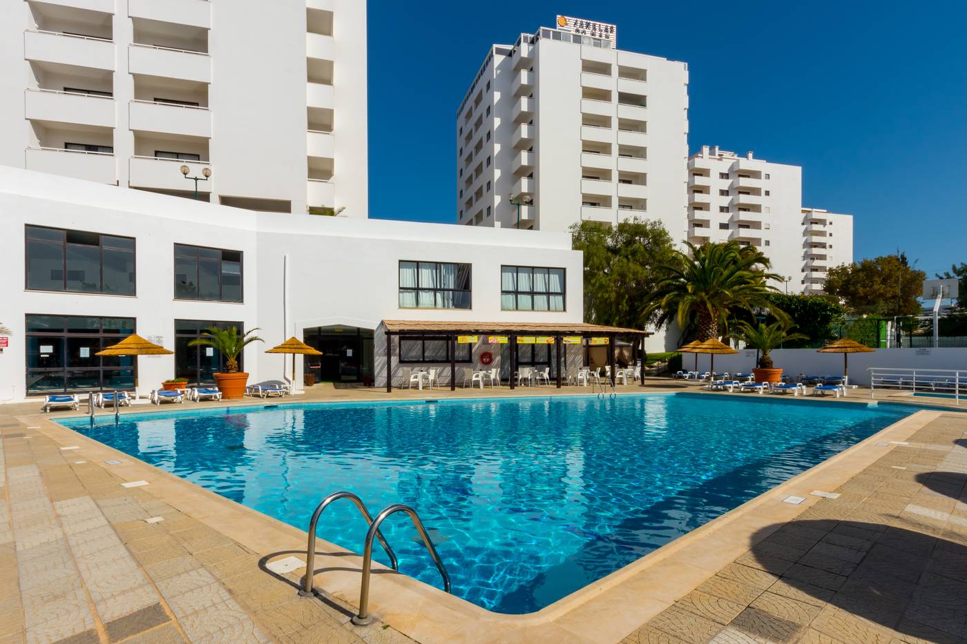 Janelas-do-Mar-Pool-1