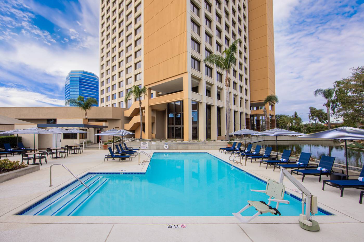 Hotel-Fera-Anaheim--a-DoubleTree-by-Hilto-Pool-1