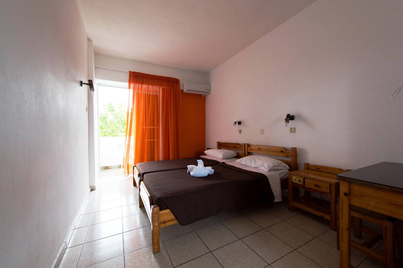 Laura-Hotel-Room-9