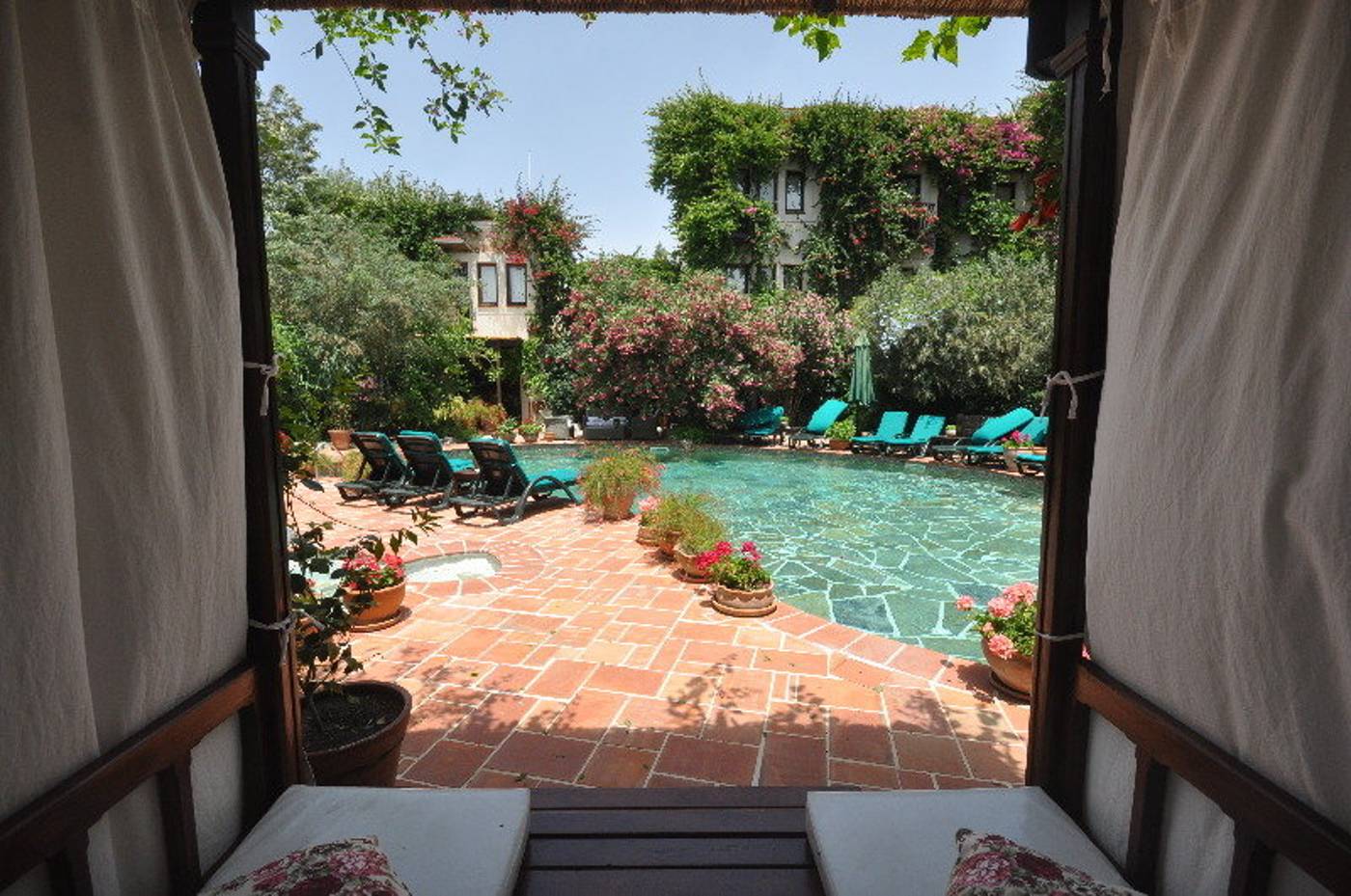 El-Vino-Hotel-Suites-Pool-3