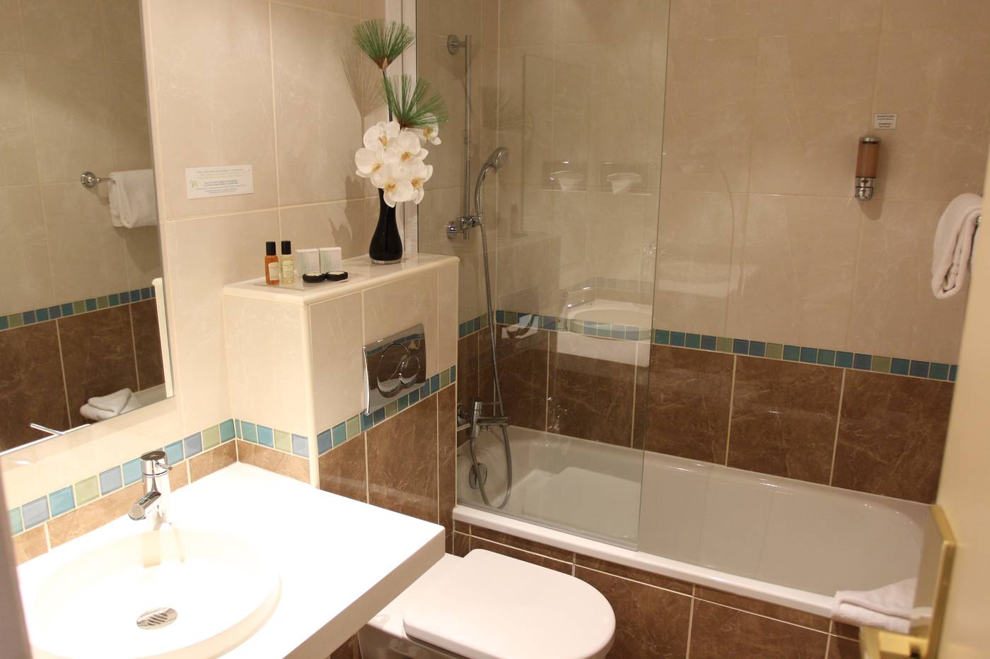 Hotel-Saint-Ferdinand-by-HappyCulture-Room-29