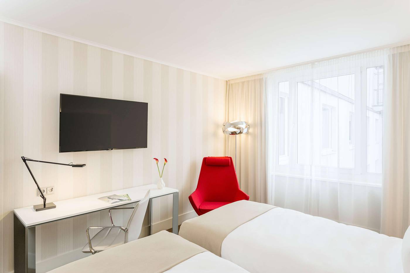 NH-Collection-Berlin-Mitte-am-Checkpoint-Charlie-Room-42