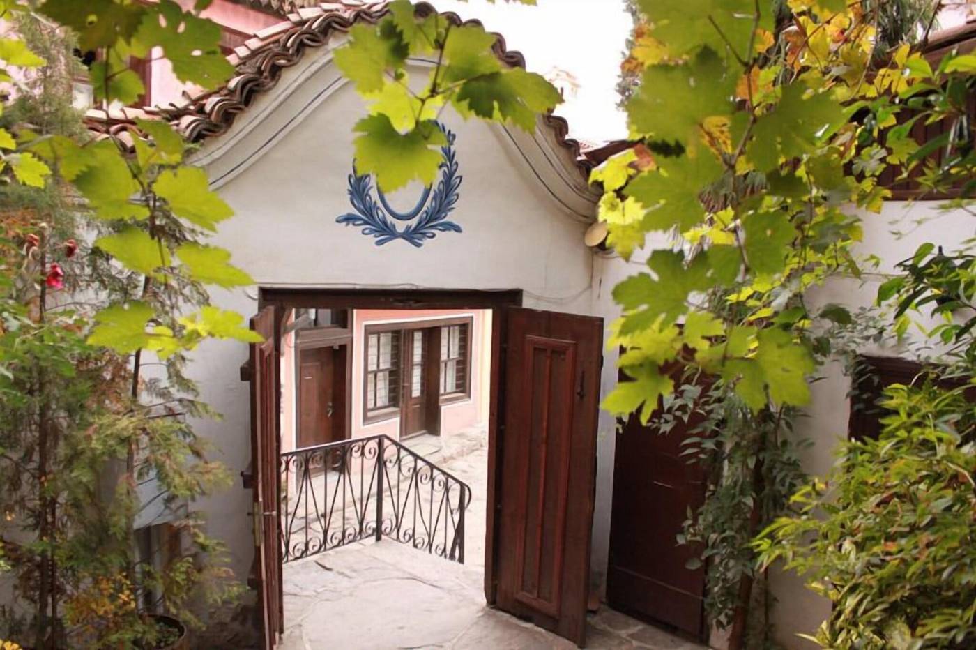 Alafrangite-Hotel-General-view-1