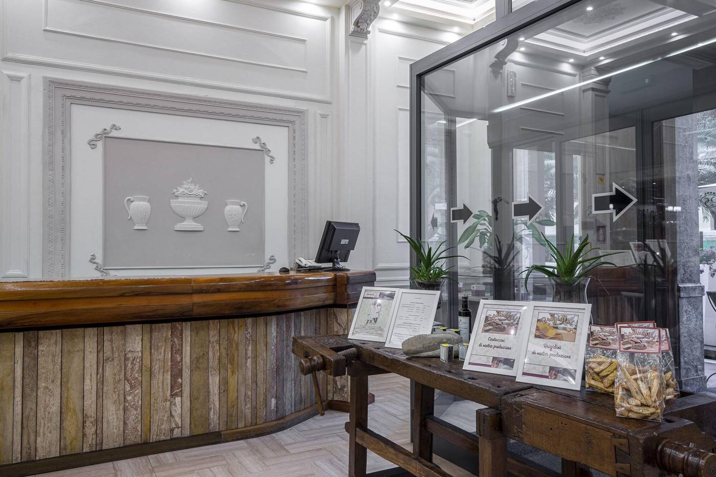 Columbia-Charming-Spa-Lobby-7