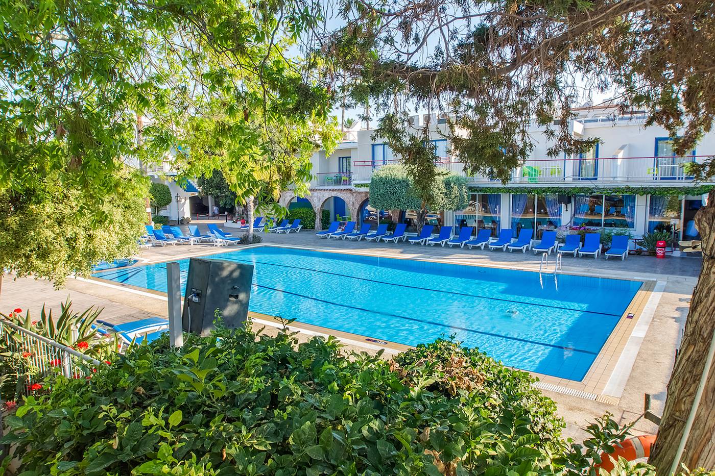 Green-Bungalows-Hotel-Apartments-Pool-5