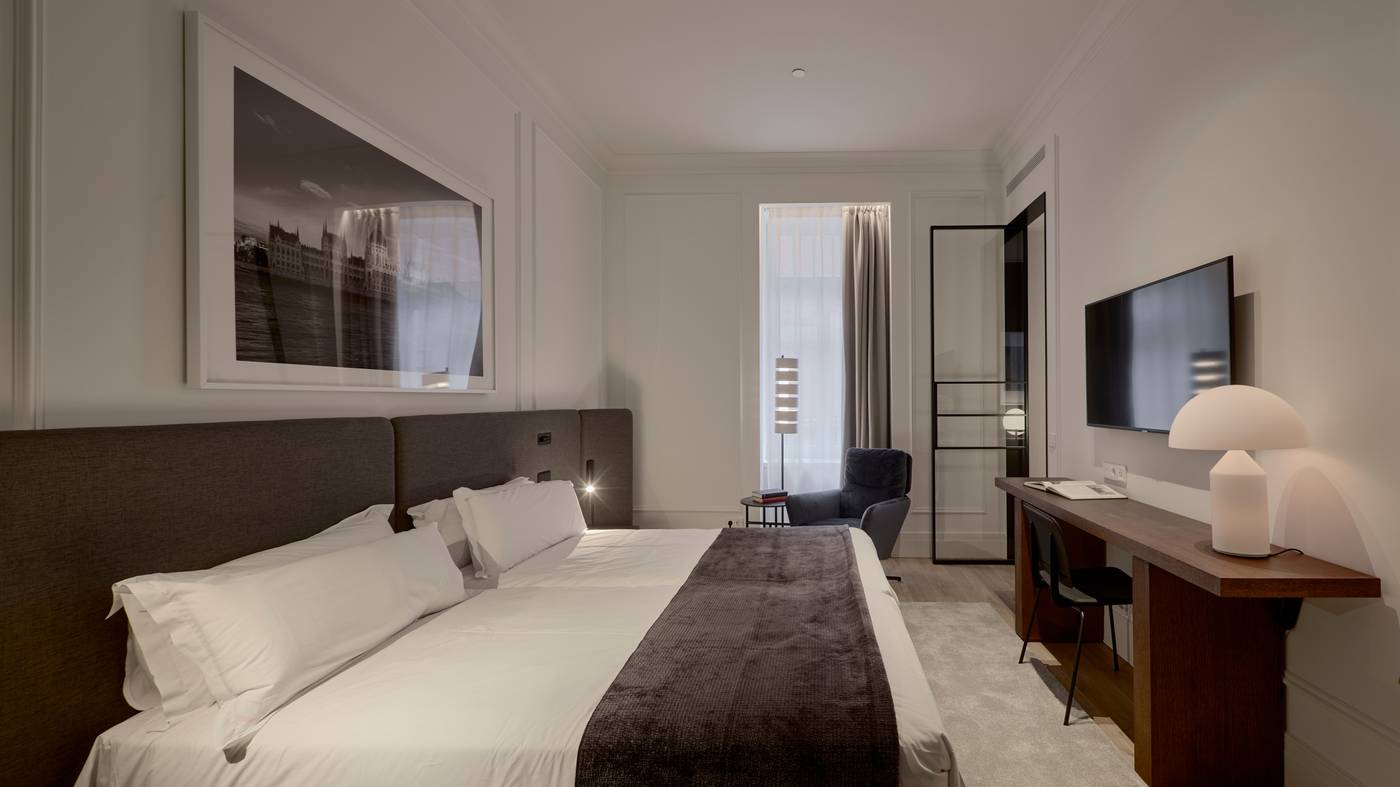 Kozmo-Hotel-Suites---Spa-Room-29