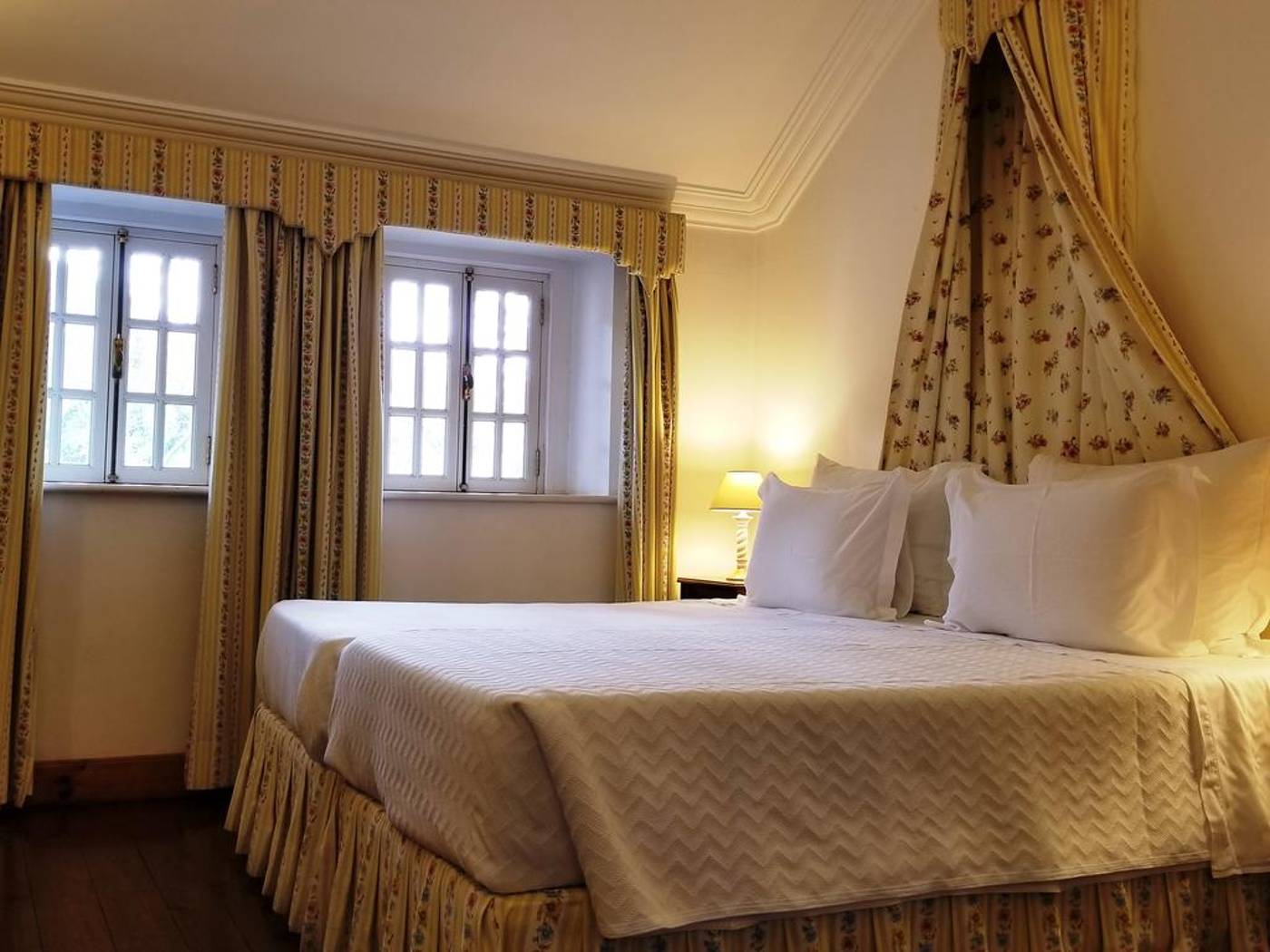 Lawrence-s-Hotel-Room-19