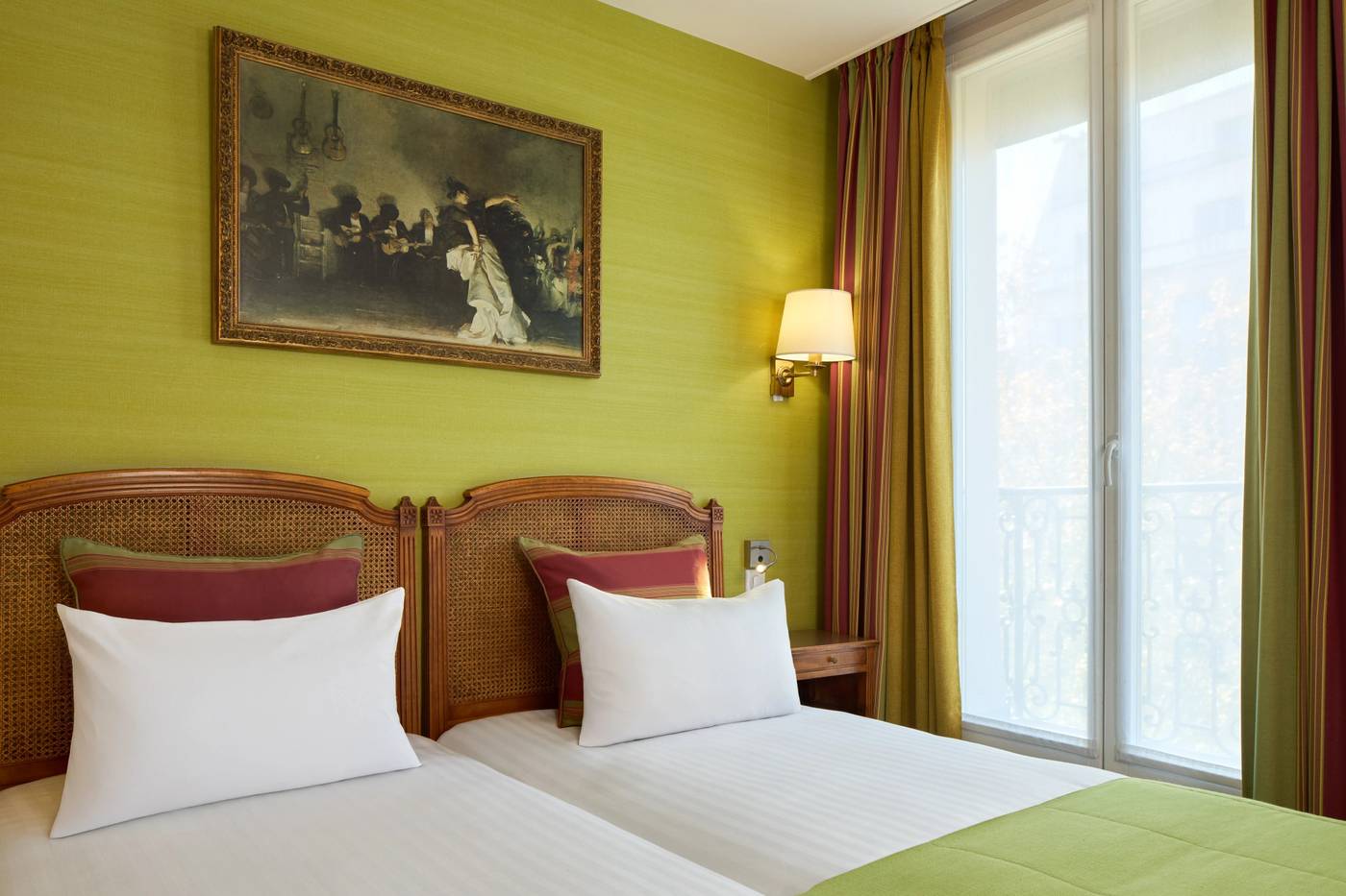 Best-Western-Tour-Eiffel-Invalides-Room-17