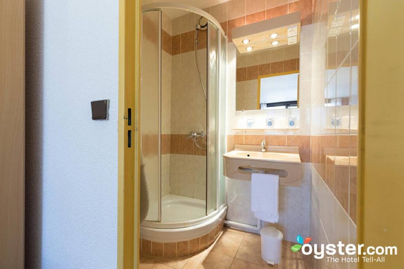 Kyriad-Nice-Ouest-Stade-Saint-Isidore-Room-15