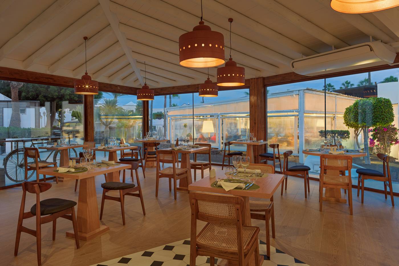 H10-White-Suites---Adults-Only-Restaurant-37