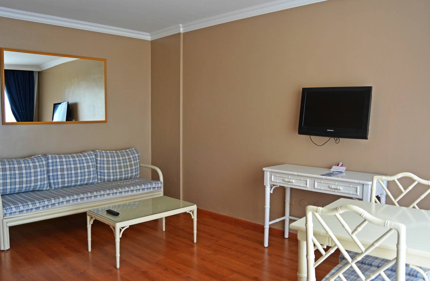 Hotel-Spa-La-Quinta-Park-Suites-Room-14