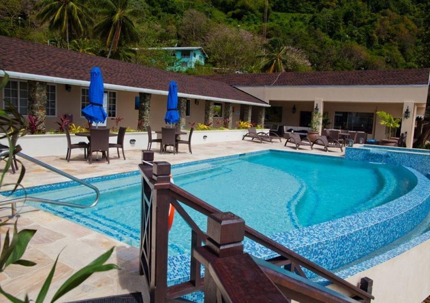 Blue-Waters-Inn-Pool-1