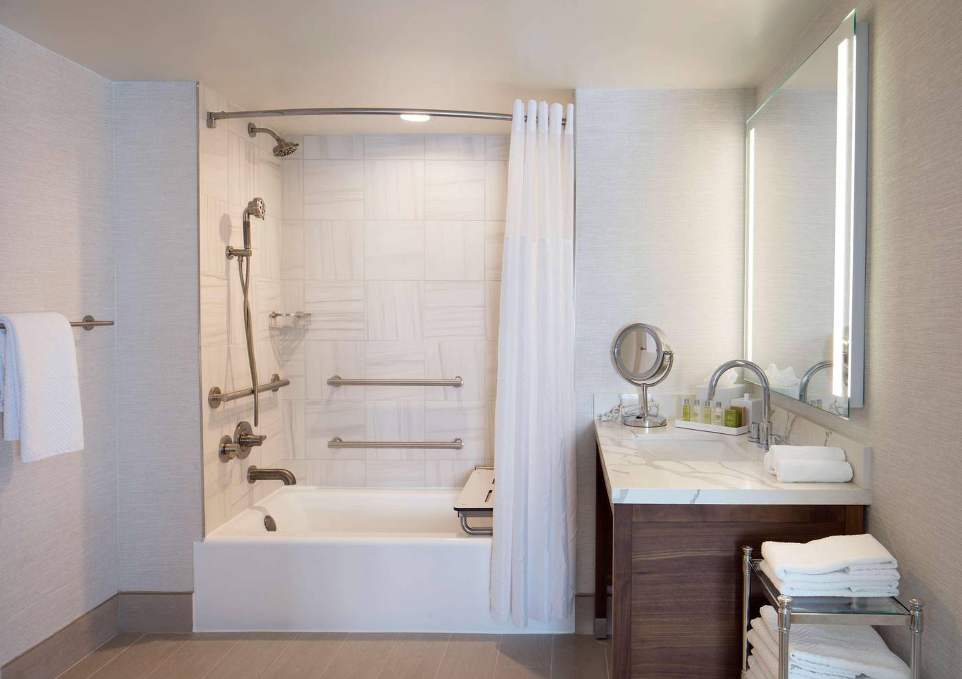 Hilton-Santa-Monica-Hotel---Suites-Room-45