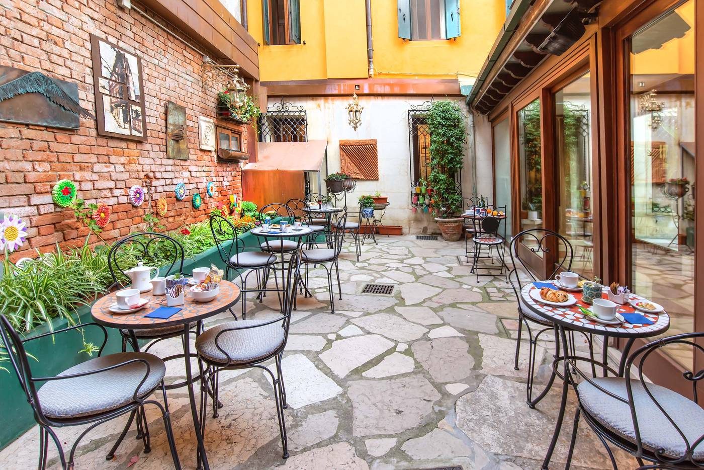 La-Fenice-et-des-Artistes-Bar-72