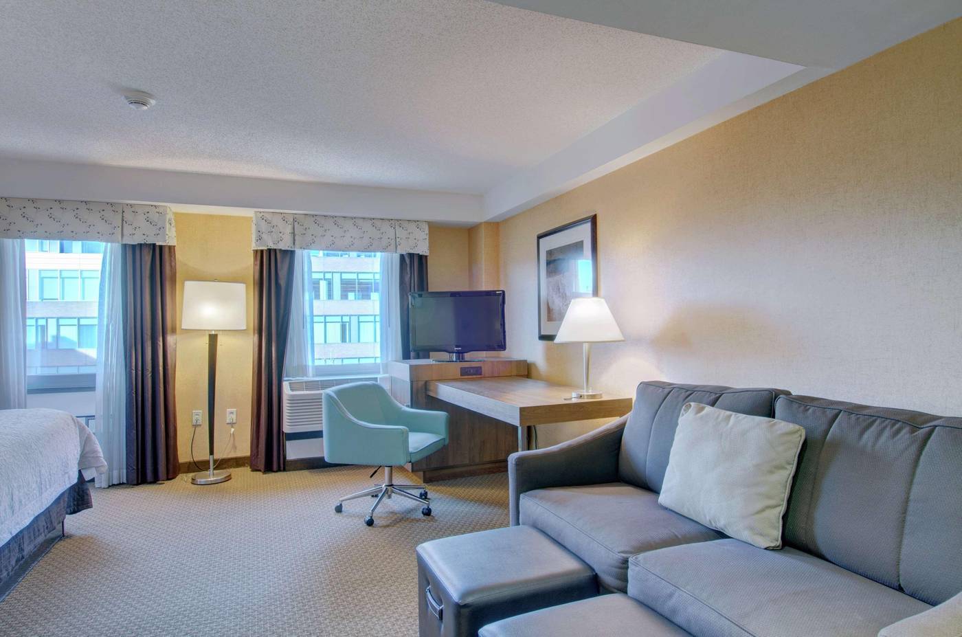 Hampton-Inn---Suites-Boston-Crosstown-Center-Room-15