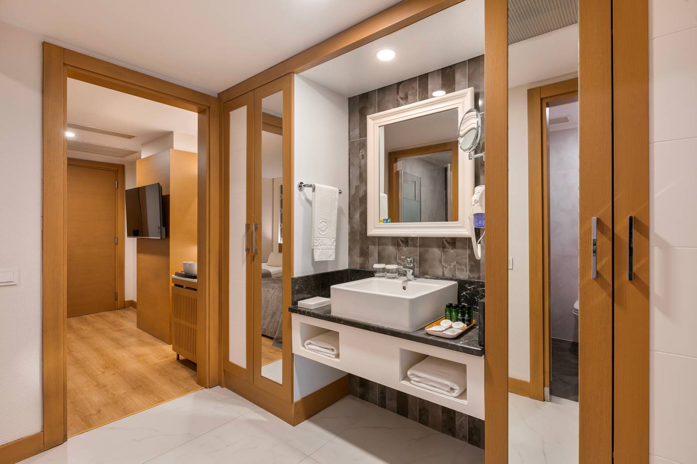 Sherwood Exclusive Lara