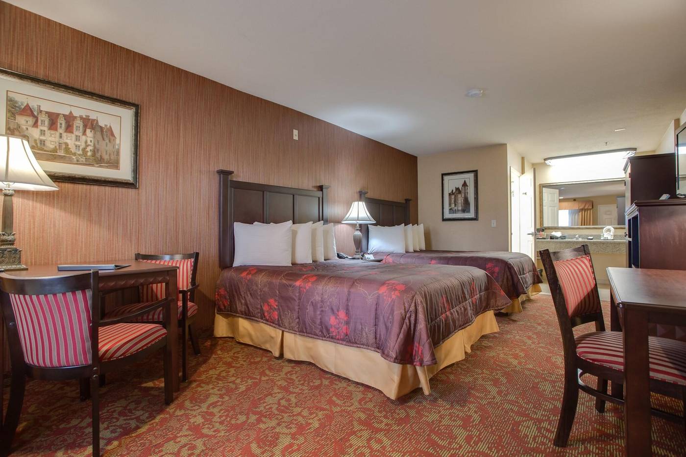 Castle-Inn-and-Suites-Room-14