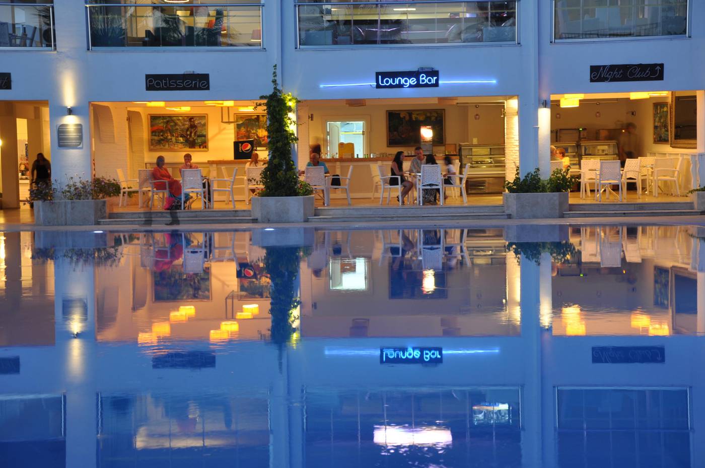 Blue-Dreams-Resorts---Spa-Bar-49