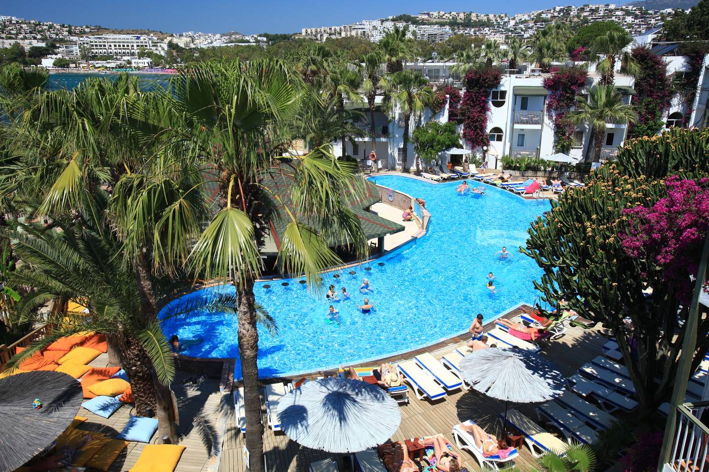 Parkim-Ayaz-Hotel-Pool-1