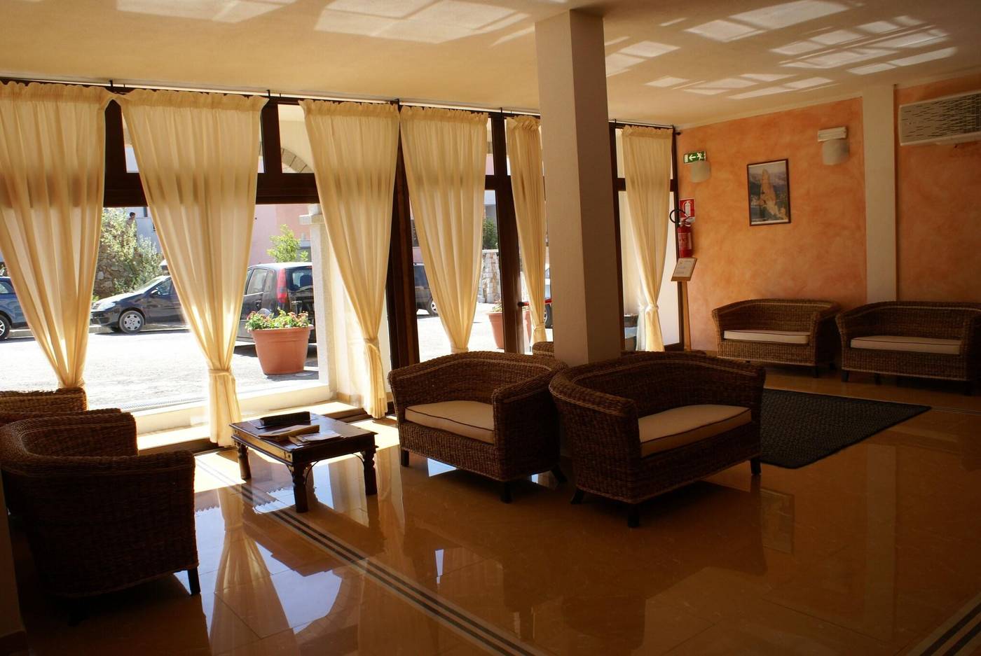 Gli-Ontani-Residence-Hotel-Lobby-37