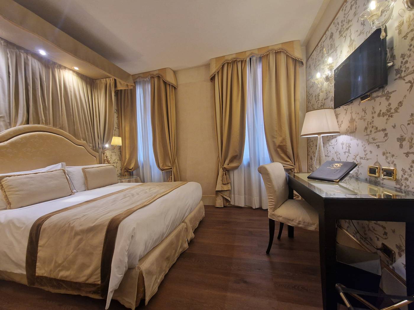 A-La-Commedia-Room-26