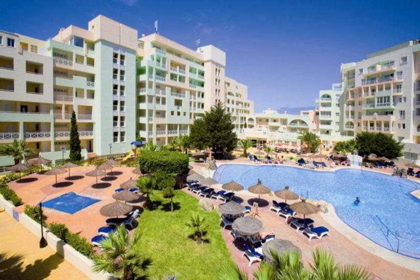 Fenix-Beach-Apartamentos-Pool-2