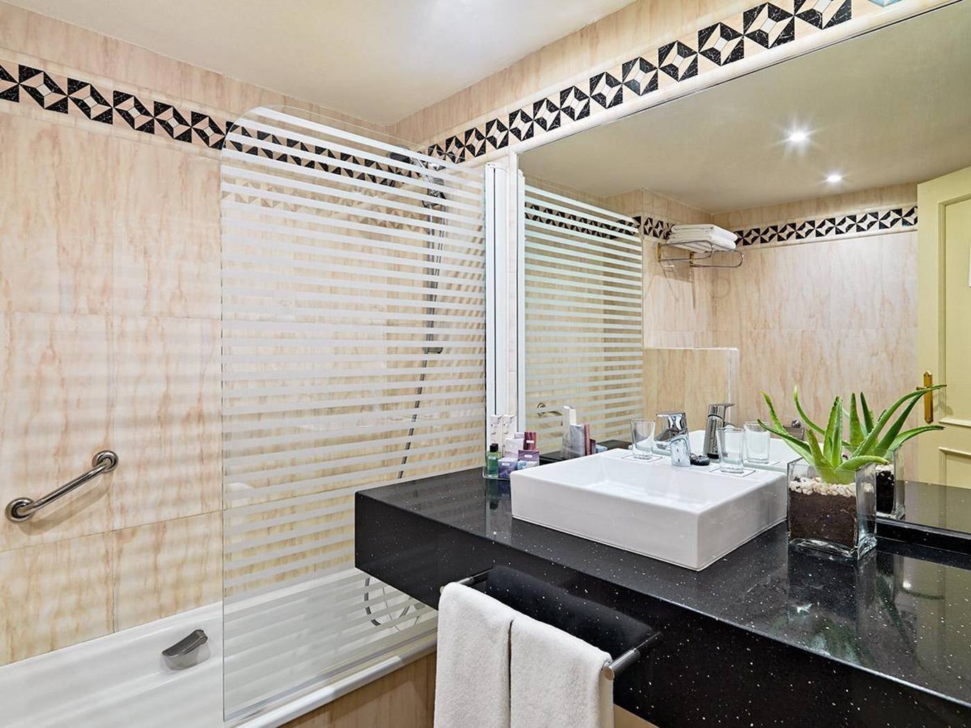 H10-Conquistador-Room-31