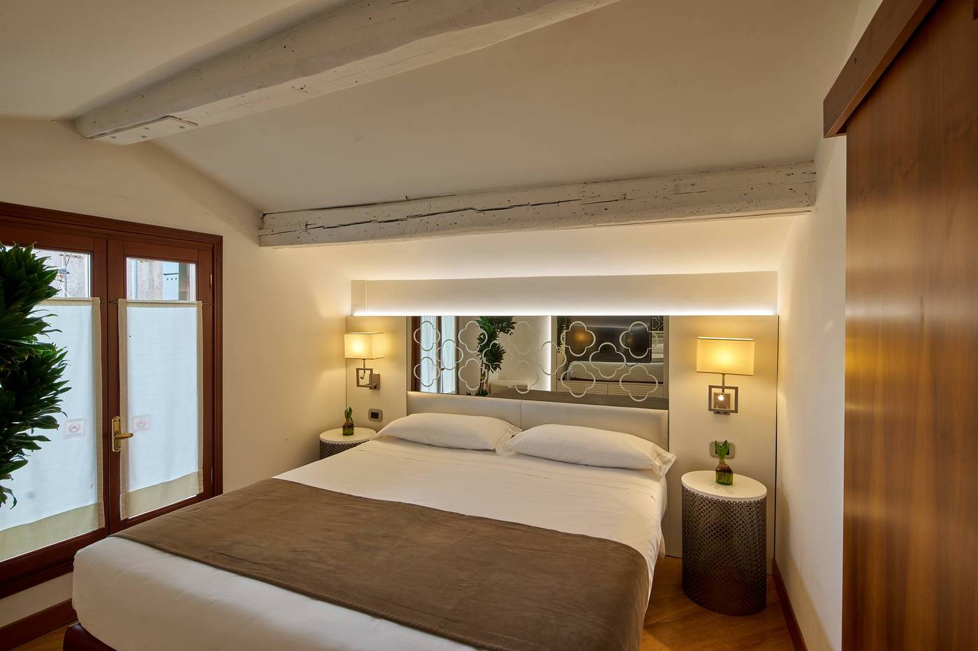 Unahotels-Ala-Venezia--Adults-16--Room-28