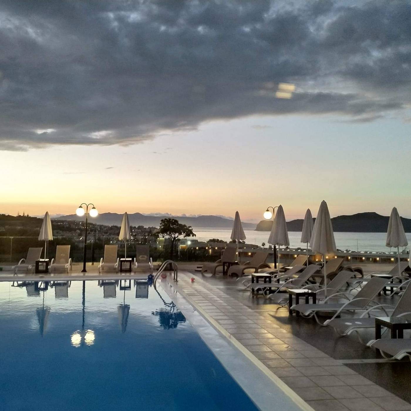 Top-Hotel-Pool-10