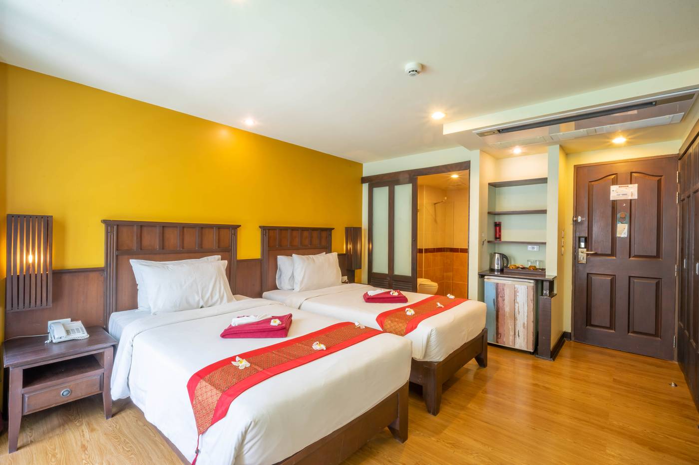 LA-Vintage-Resort--Former-Poppa-Palace--Room-26