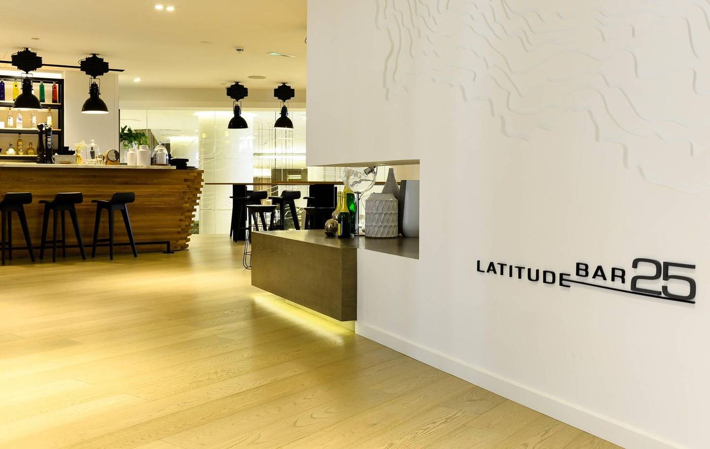 Le-Royal-Meridien-Beach-Resort-and-Spa-Bar-75