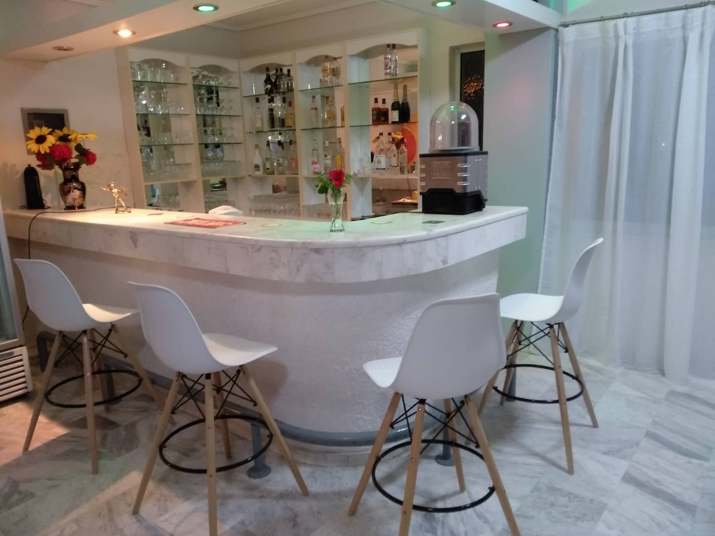 Leonidas-Hotel-And-Studios-Bar-48