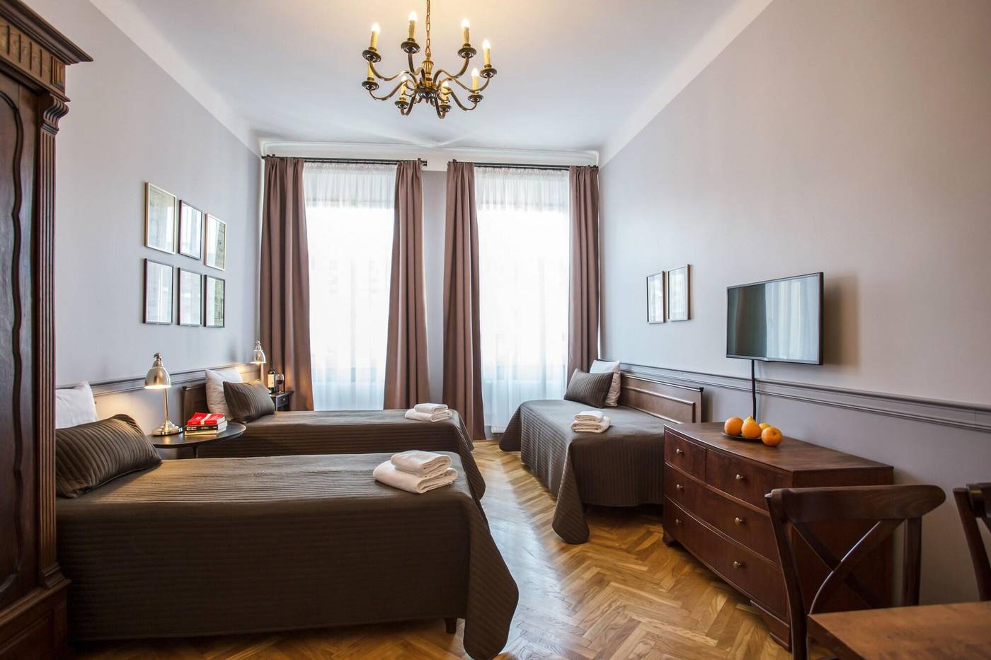 Scharffenberg-Apartments-Main-Square-Room-15