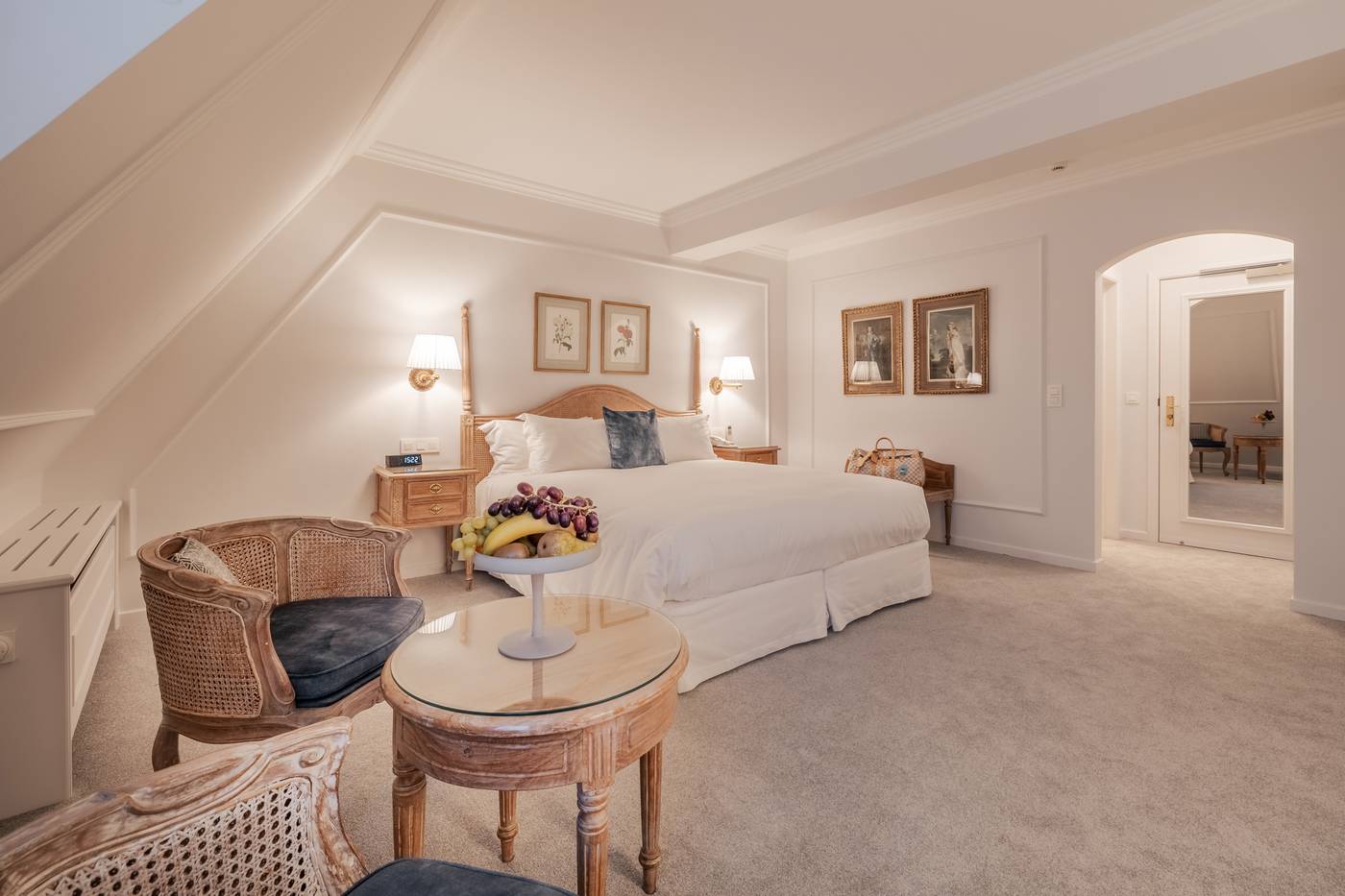 Manos-Stephanie-Hotel-Room-20