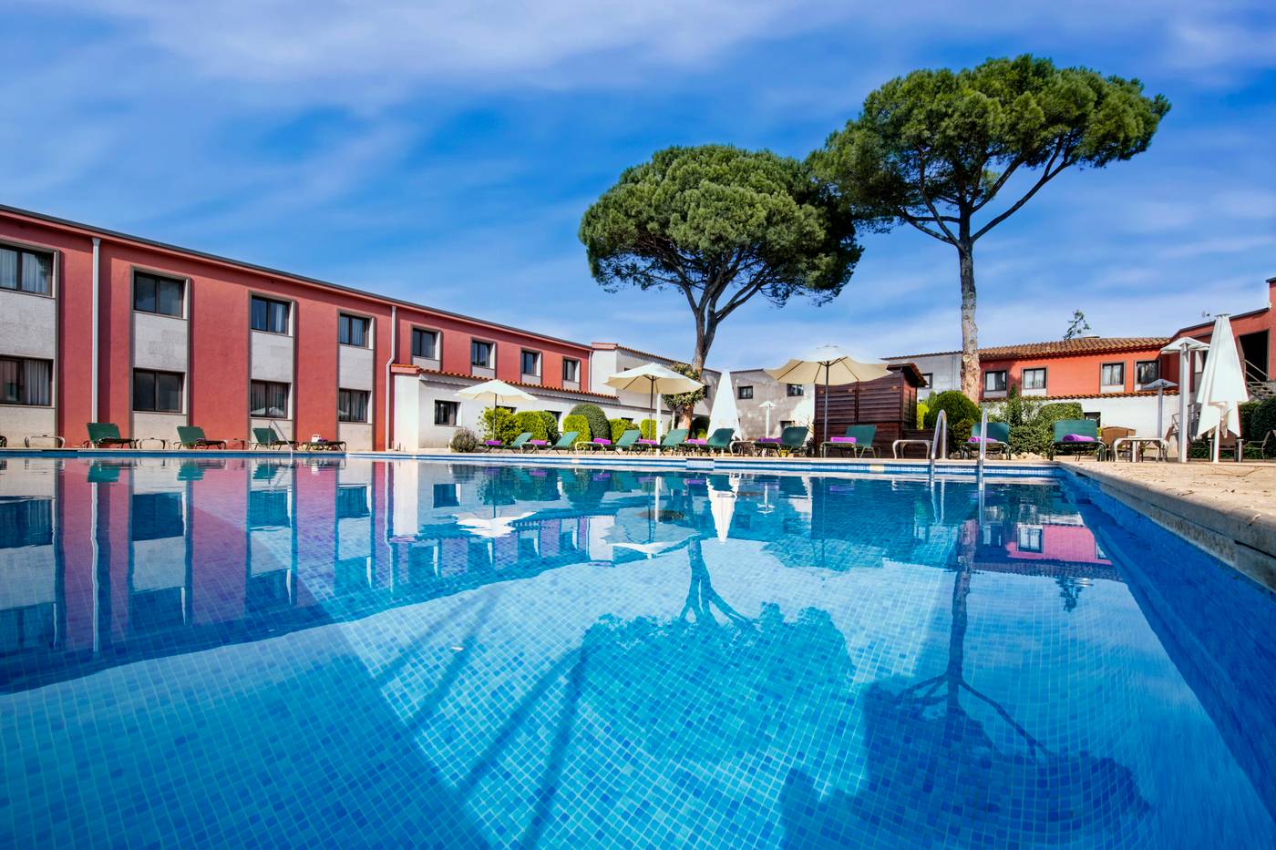 Salles-Hotel-Aeroport-de-Girona-Pool-4