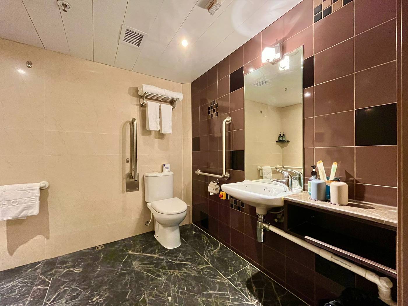 Lander-Grand-Hotel-Room-24