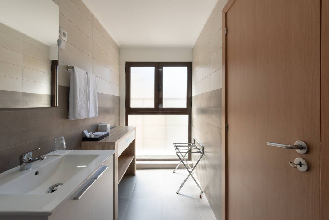 Dinya-Lisbon-Hotel---Lounge-Bar-Room-34