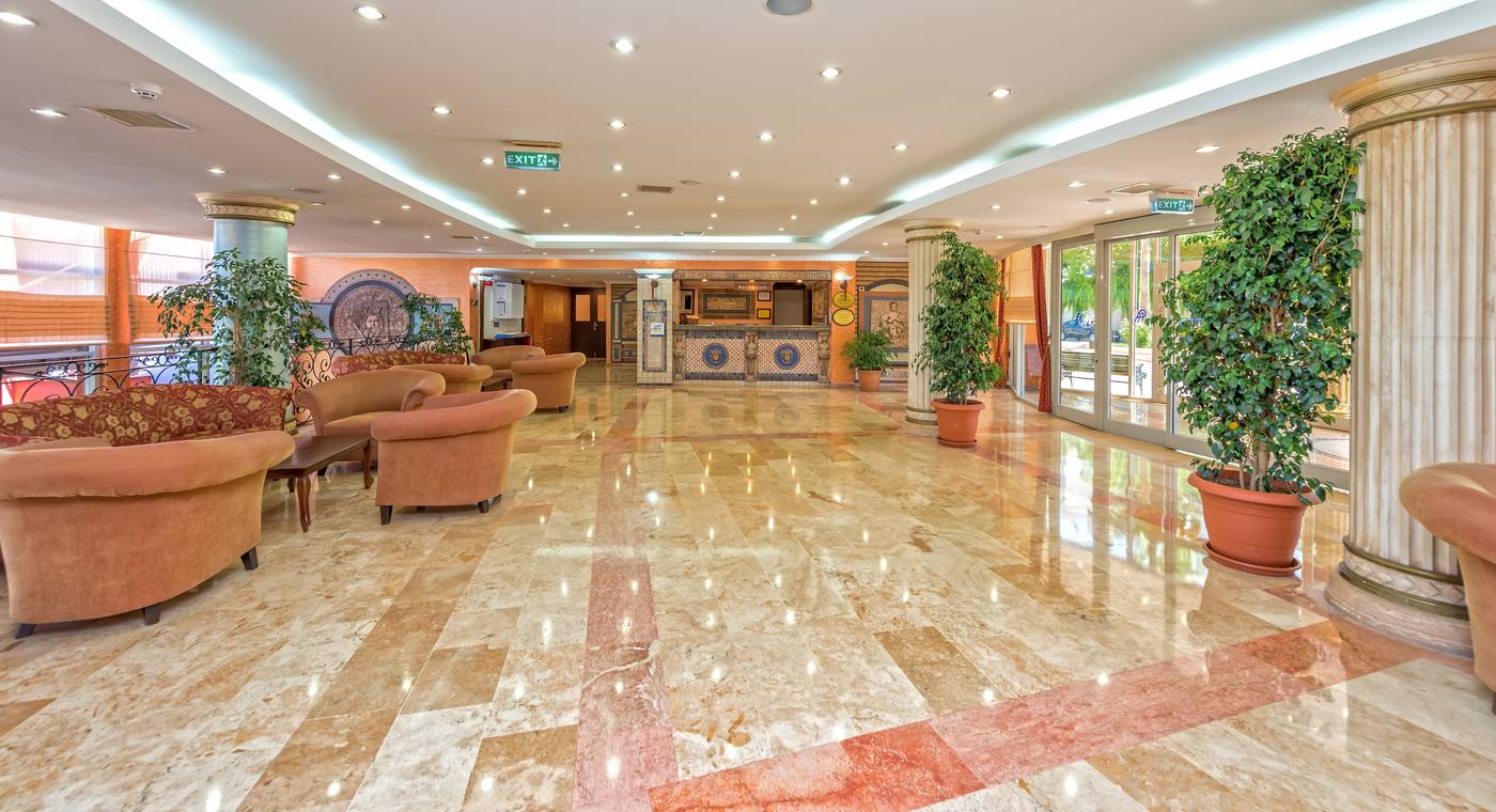 Royal-Atlantis-Beach-Lobby-28