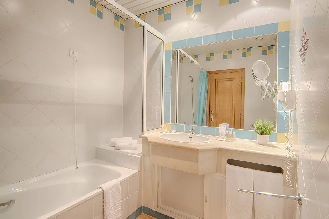 Luna-Miramar-Room-32