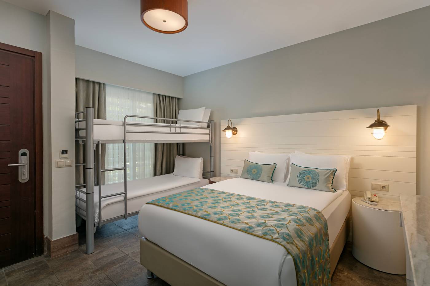 Titanic-Deluxe-Lara-Room-37