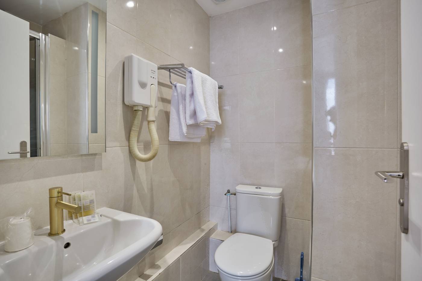 Hipotel-Paris-Gare-Du-Nord-Merryl-Room-16