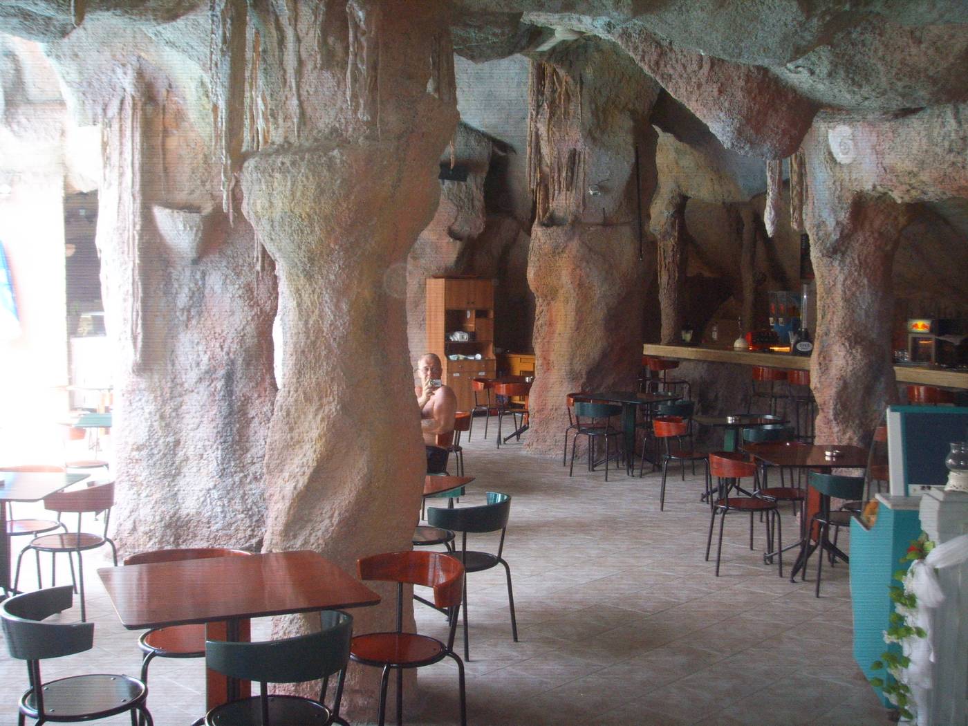 Grand-Aquarium-Apart-Bar-44