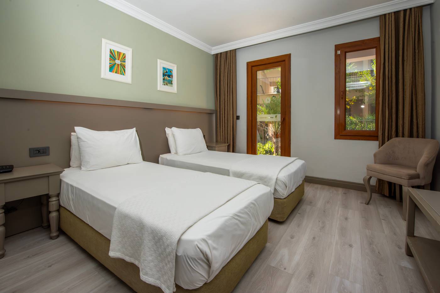 Twin dbl room1.jpg