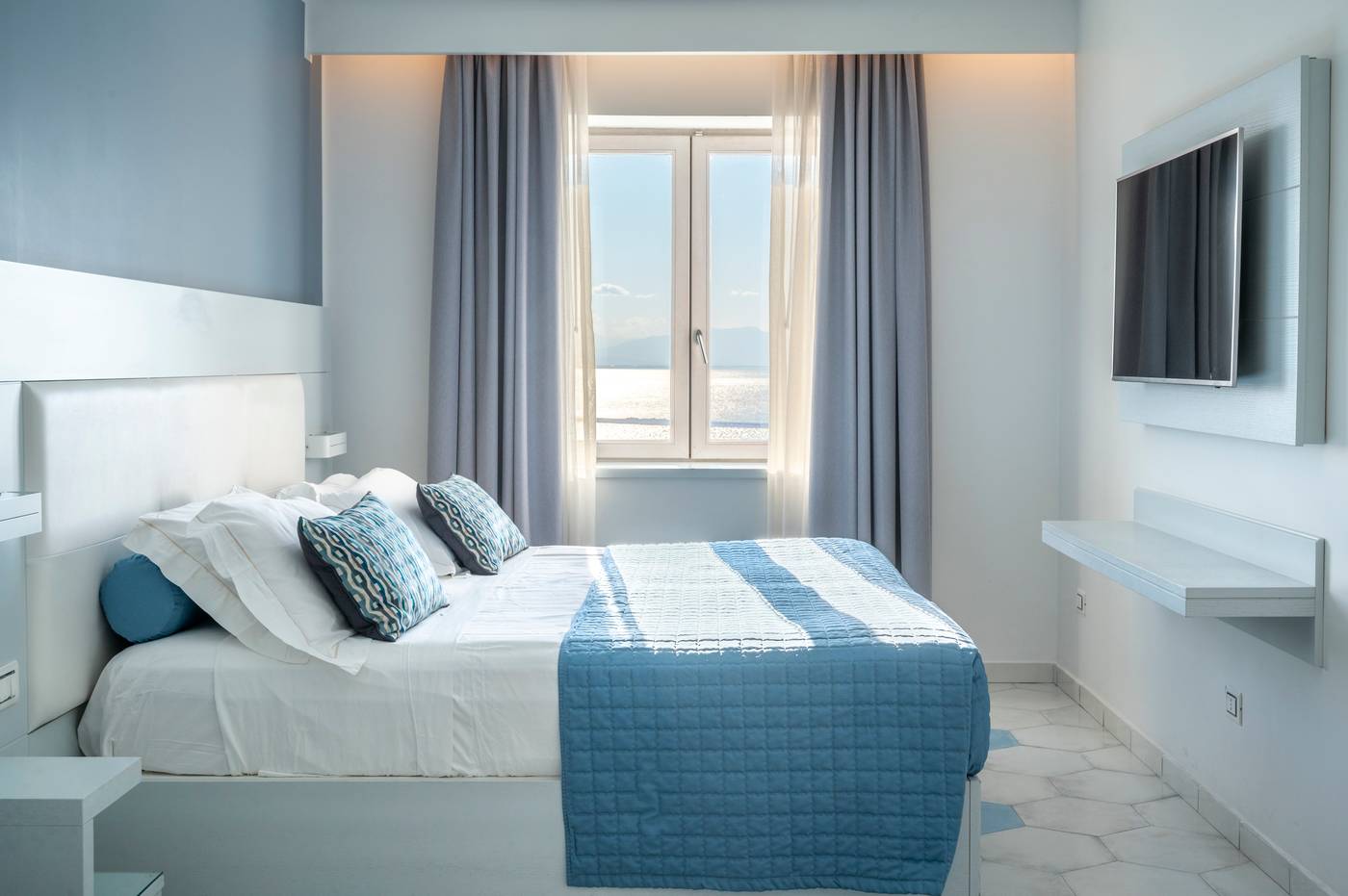 Lloyd-s-Baia-Room-28