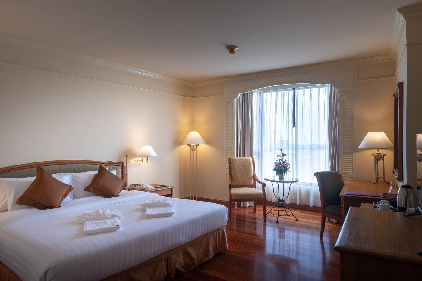 Montien-Riverside-Bangkok-Hotel-Room-27