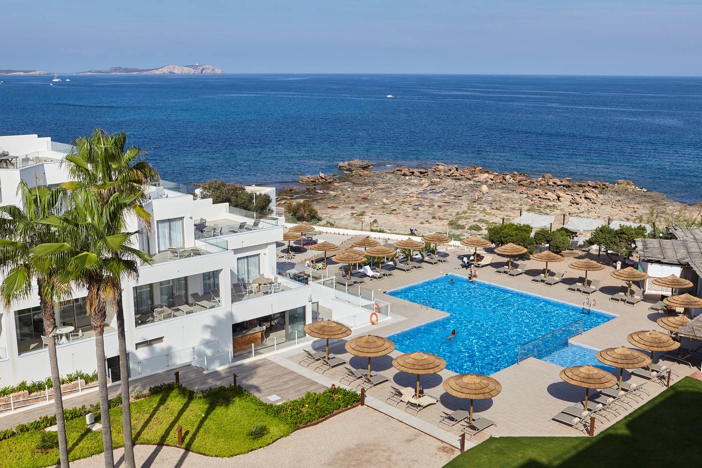 Marina-Palace-Prestige-by-Intercorp-Hotel-Group-Pool-1