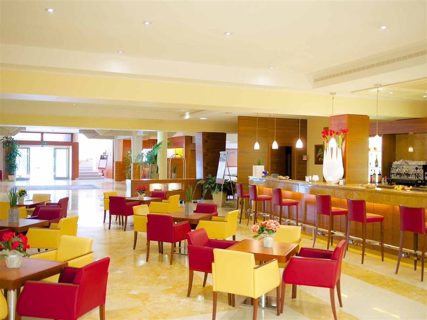 Four-Points-by-Sheraton-Siena-Bar-17